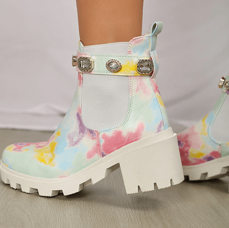 Korte ankelstøvletter med tie dye mønster, trendy og varme damestøvler for kalde dager.