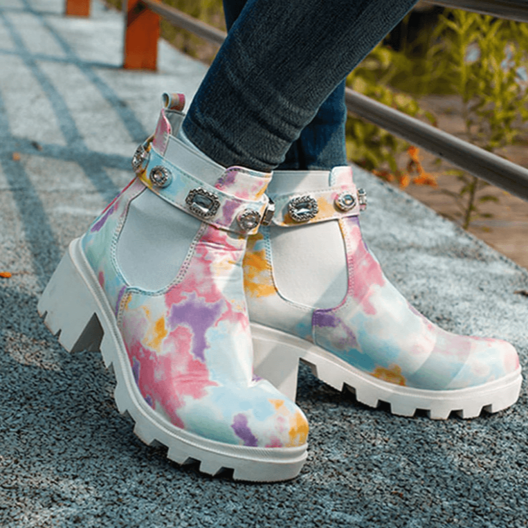 Trendy tie dye ankelstøvletter til dame, stilige motesko for vinterbruk.
