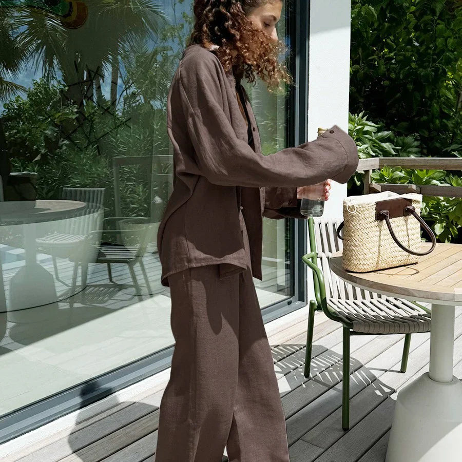Trendy dame to-delt sett i linblanding. Oversized skjorte og vide bukser for et komfortabelt sommerantrekk.