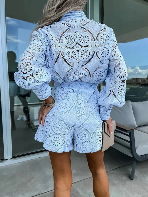 Komfortabelt dame todelt sett med blondedetaljer, et elegant og avslappet sommerantrekk for varme dager.