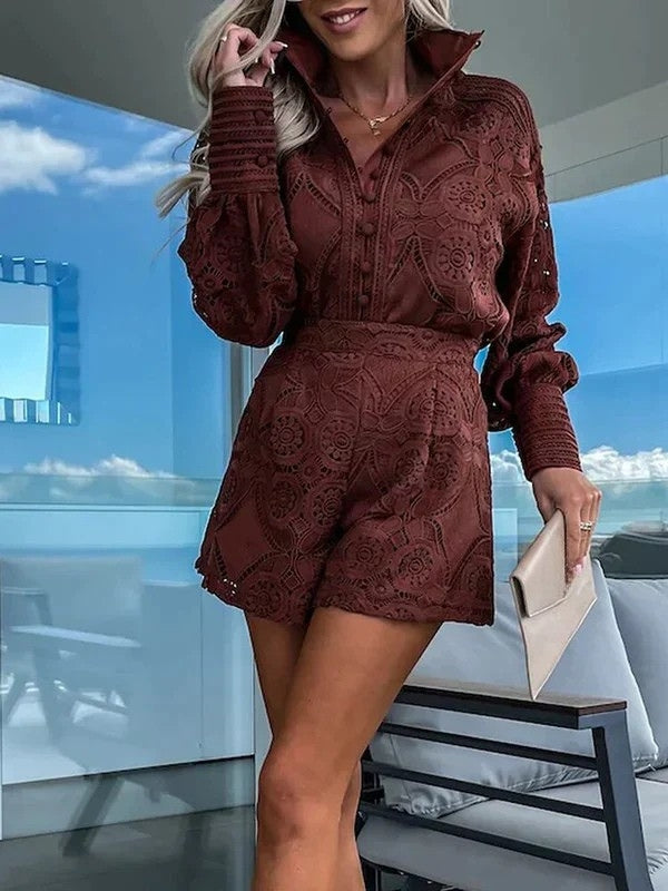 Stilig todelt sett for dame, med blondekanter. Et allsidig sommerantrekk for både fritid og elegant stil.