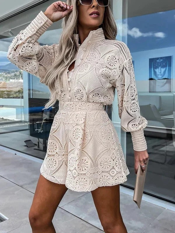 Detaljert todelt sett med delikate blondedetaljer. Gir en sommerlig og elegant look, ideelt for dameklær.