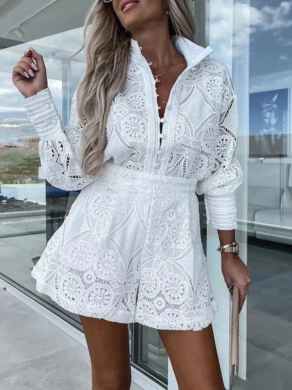 Elegante ensfarget todelt sett for dame, beriket med vakre blondedetaljer. Perfekt for sommerlige anledninger.