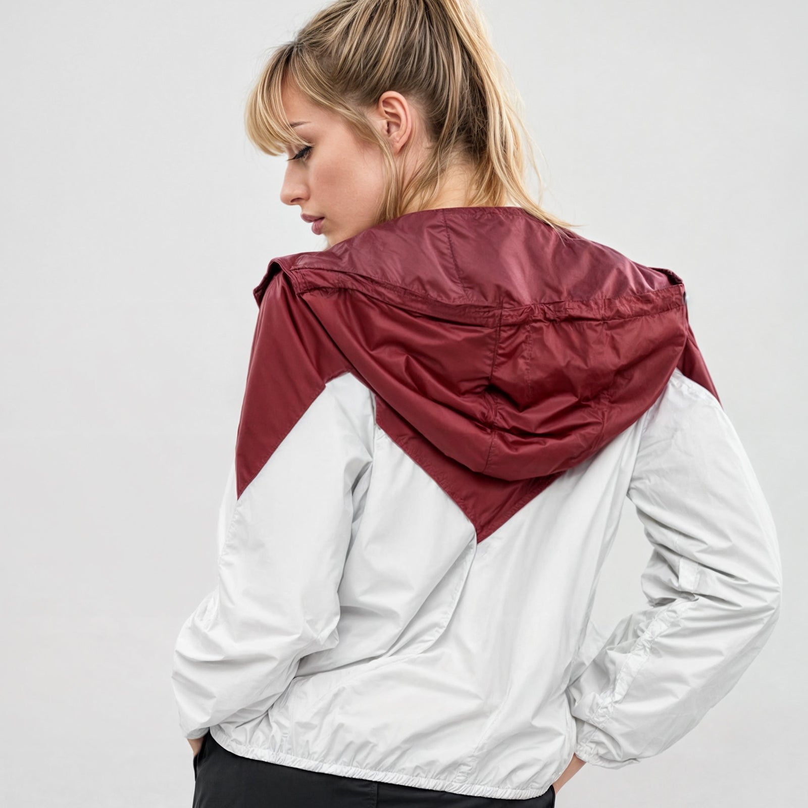 Sporty gul og rød vindjakke til dame. Lettvekts regnjakke, perfekt for vår og aktiv fritid.