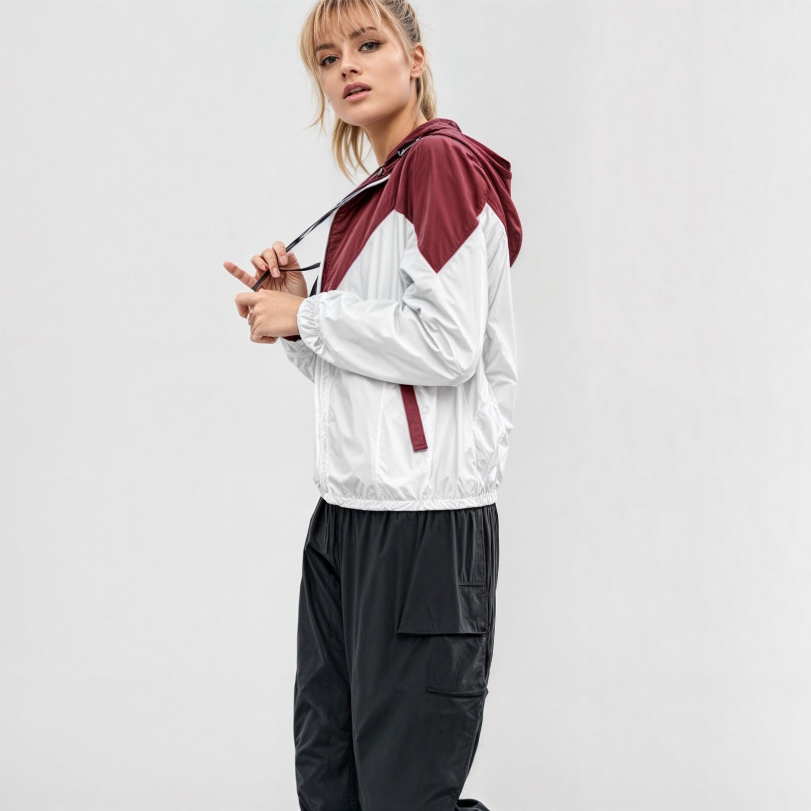 Vannavstøtende damejakke i tofarget design. Ideell for sporty streetwear og regnfylte dager.
