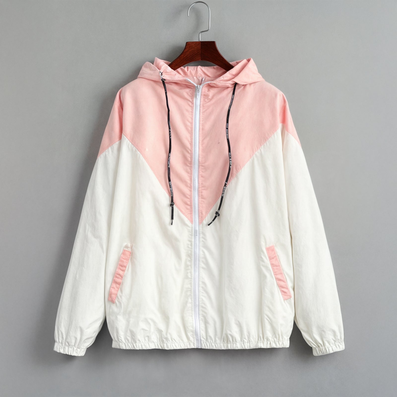 Lett og pustende rosa og grønn damejakke. Perfekt som sporty regnjakke for aktive dager ute.