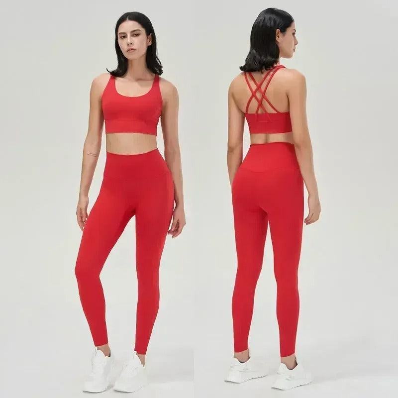 Pustende yogasett med leggings og topp. Optimalt treningstøy for fitness og velvære.