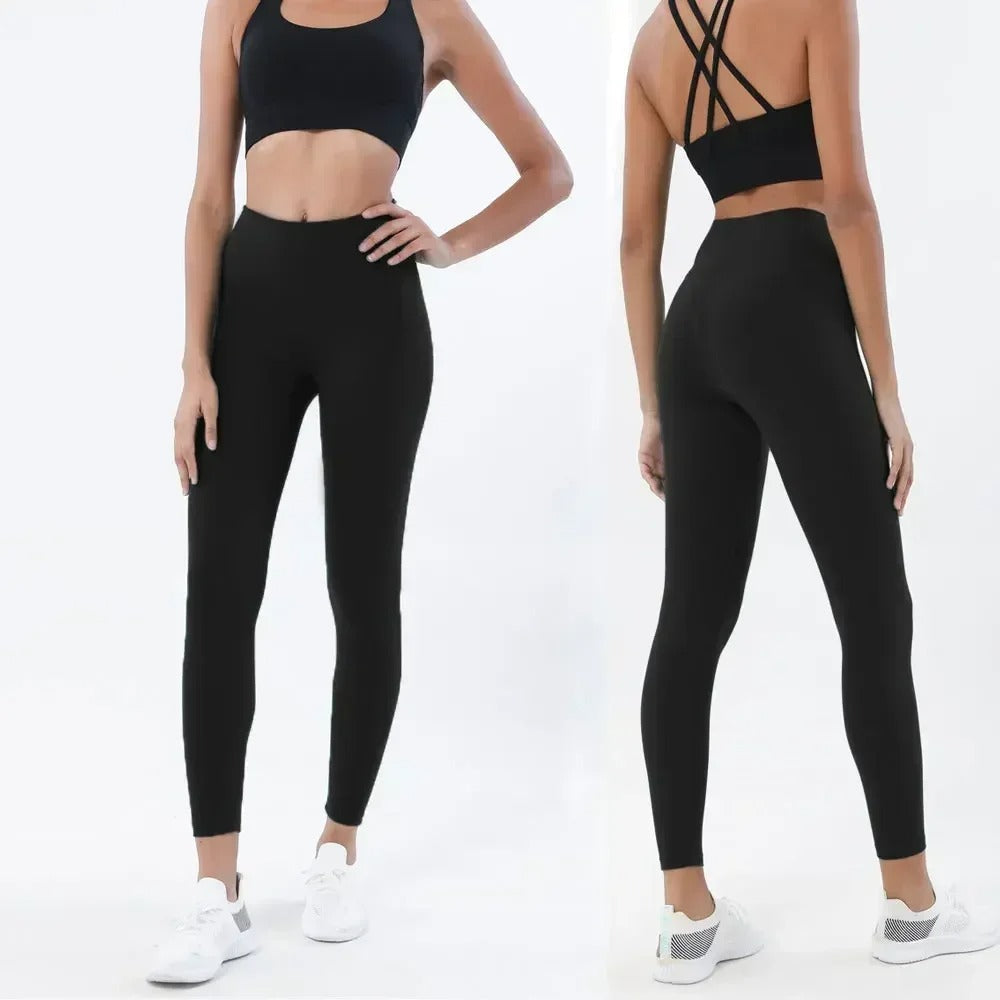 Yogasett til dame i fukttransporterende stoff. Perfekt for fitness og aktivitet.