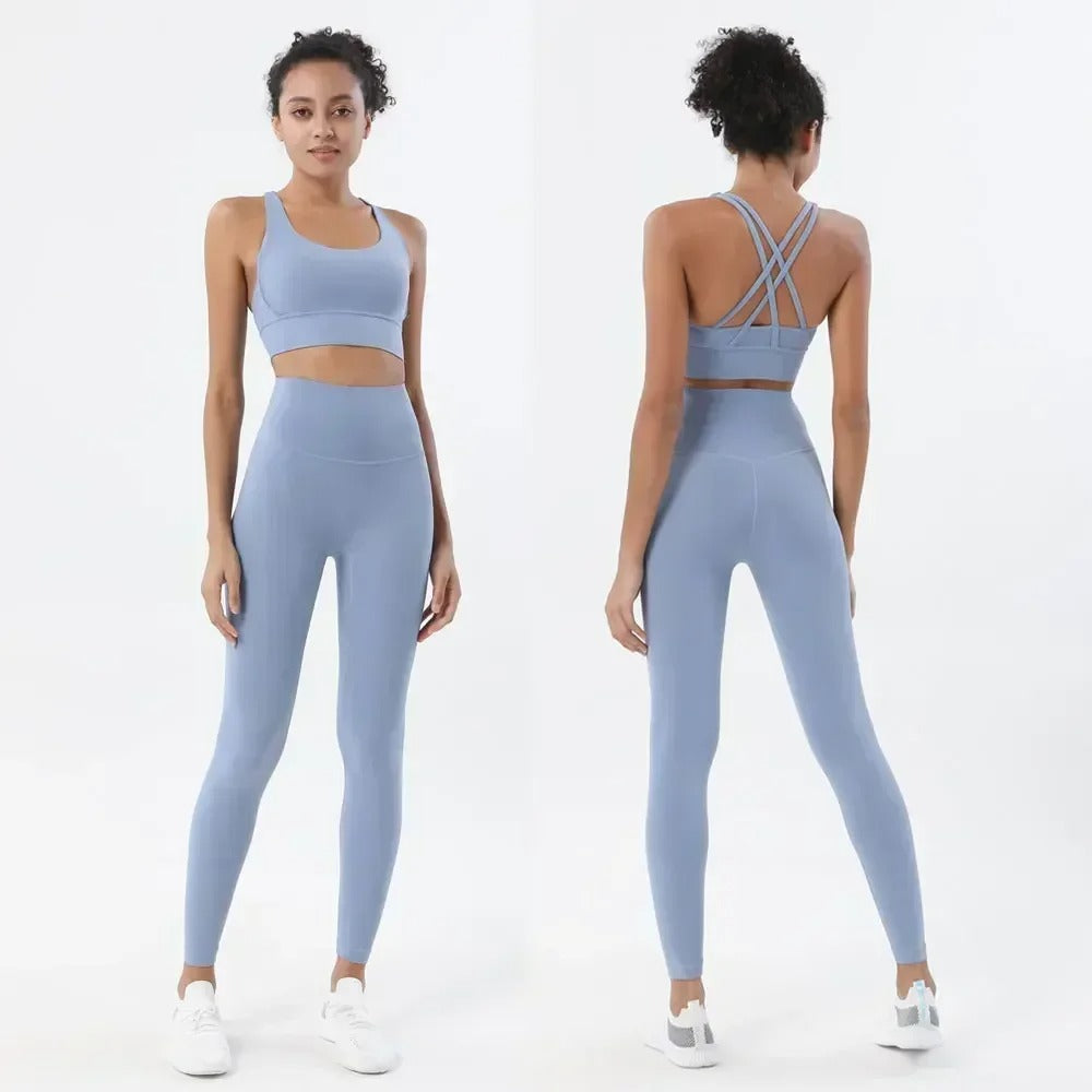 Stilig treningssett for damer med leggings og topp. Optimal for gym og aktivitet.