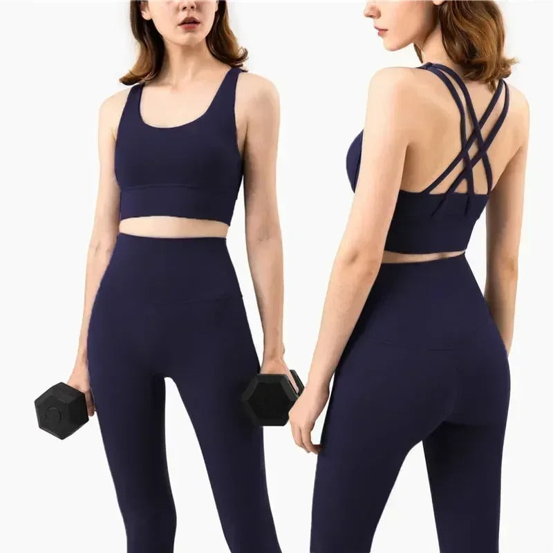 Dame treningssett for yoga og sport i moderne design. Komfortabelt aktivtøy for kvinner.
