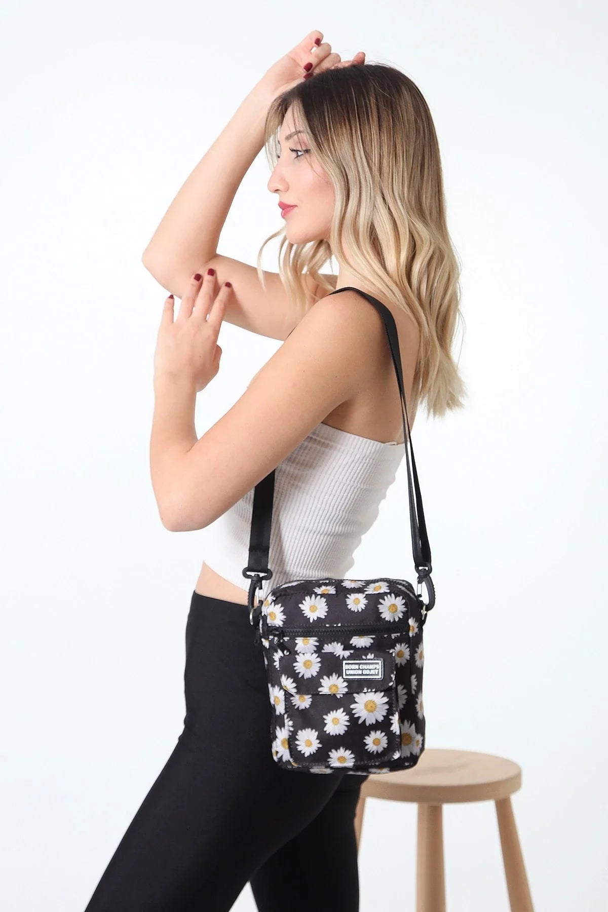 Allsidig tusenfryd dameveske som skulderveske eller crossbody, med livlig blomstermønster i slitesterk nylon.