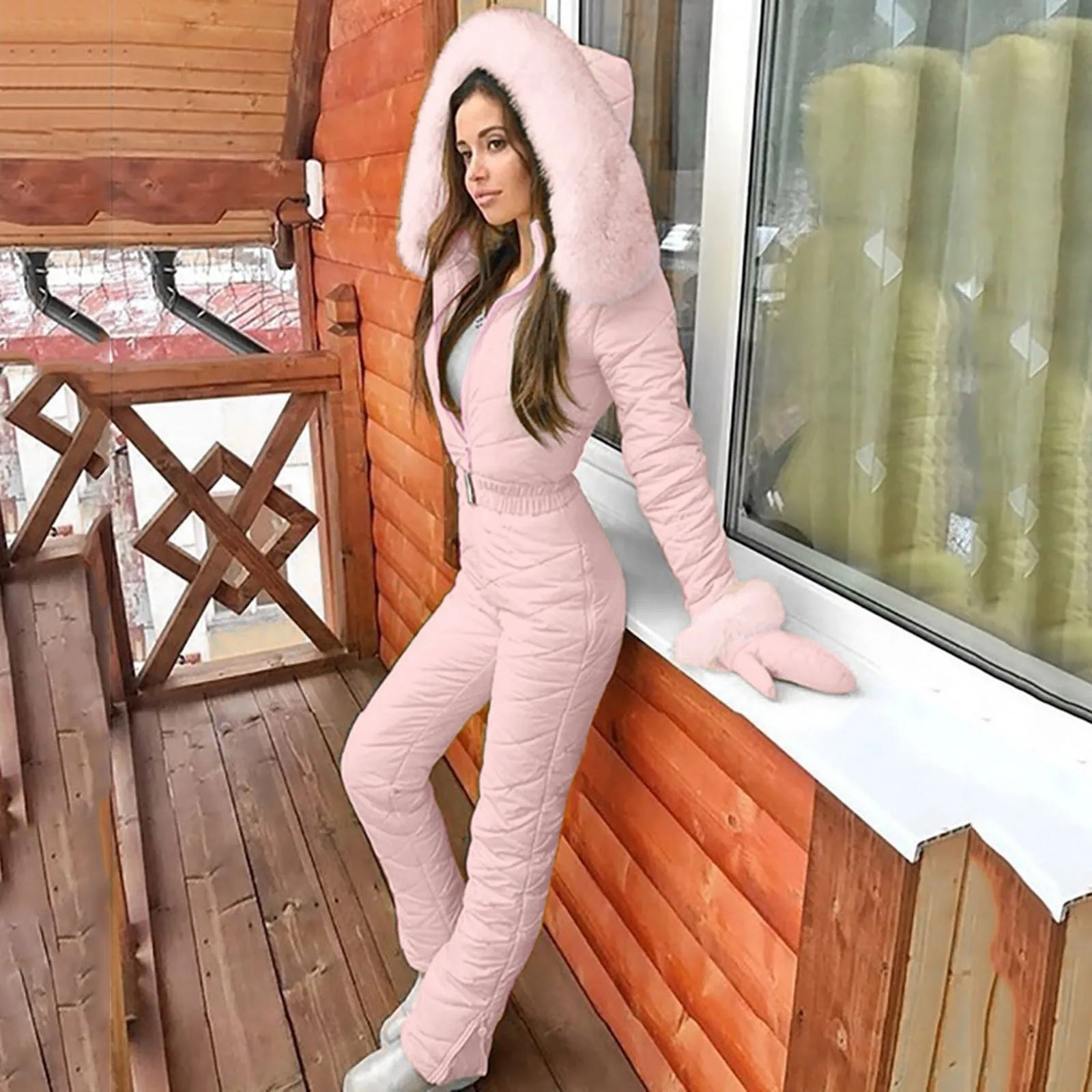 Kvinne i elegant dame vinterdress som nyter en snørik dag utendørs, perfekt for vintersport og fritid.