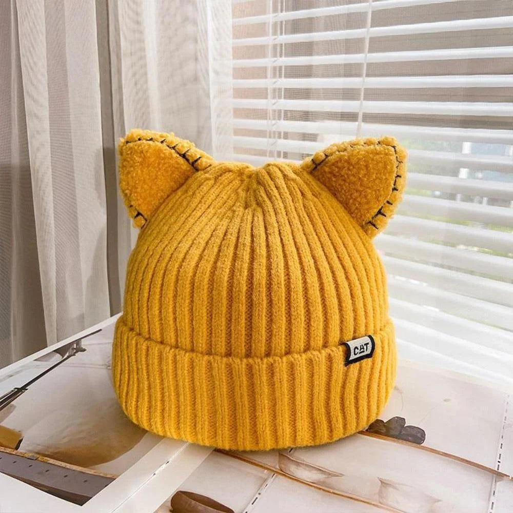 Varm og stilig strikket vinterlue til dame med lekne katteører. Et must-have for vinterens uteaktiviteter.