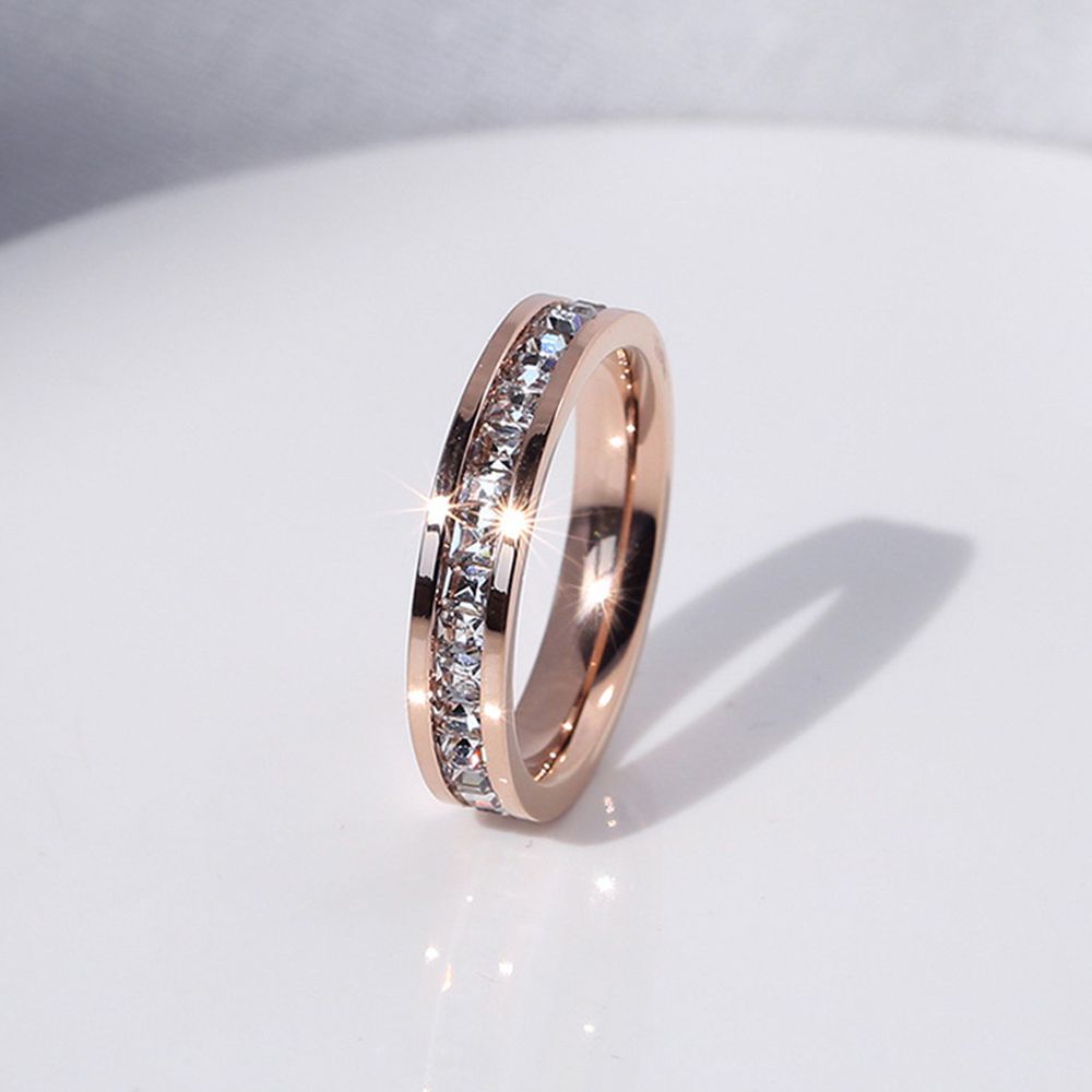 Roségullfarget zirkonring for kvinner. Funklende glitterring i rustfritt stål.