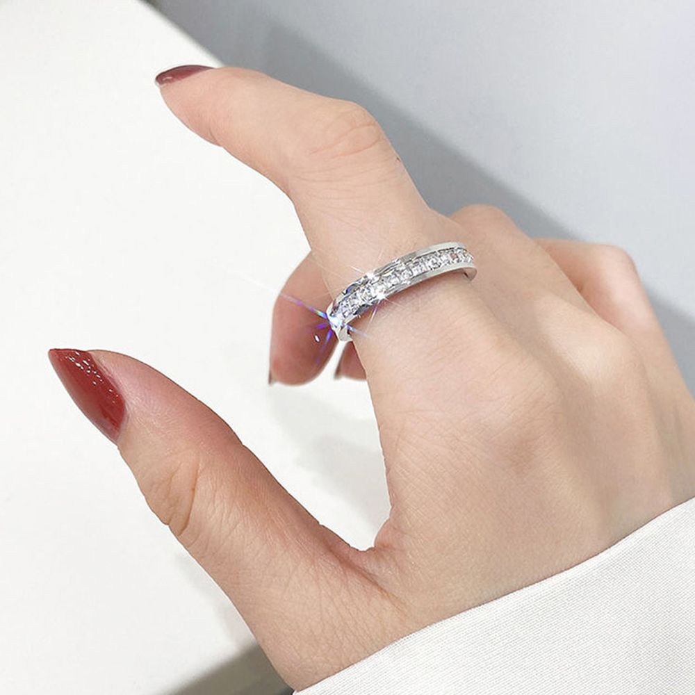 Funklende zirkonring i rustfritt stål. Flott dame smykke og gaveidé til henne.
