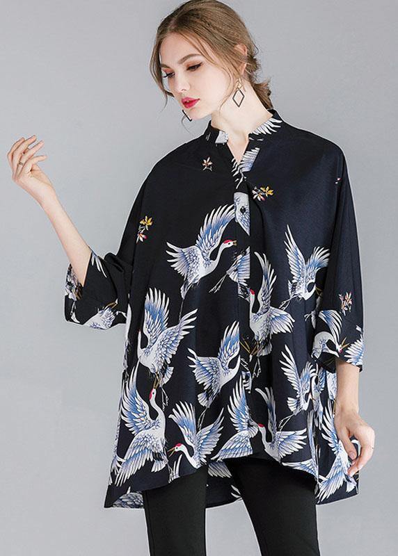 Moderne og behagelig asymmetrisk dameskjorte med trekvart ermer. Perfekt elegant bluse til hverdag eller festbruk.