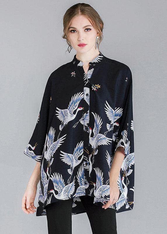 Stilig damebluse med asymmetrisk kant og trekvart ermer. Komfortabel og moderne skjorte som passer til mange anledninger.