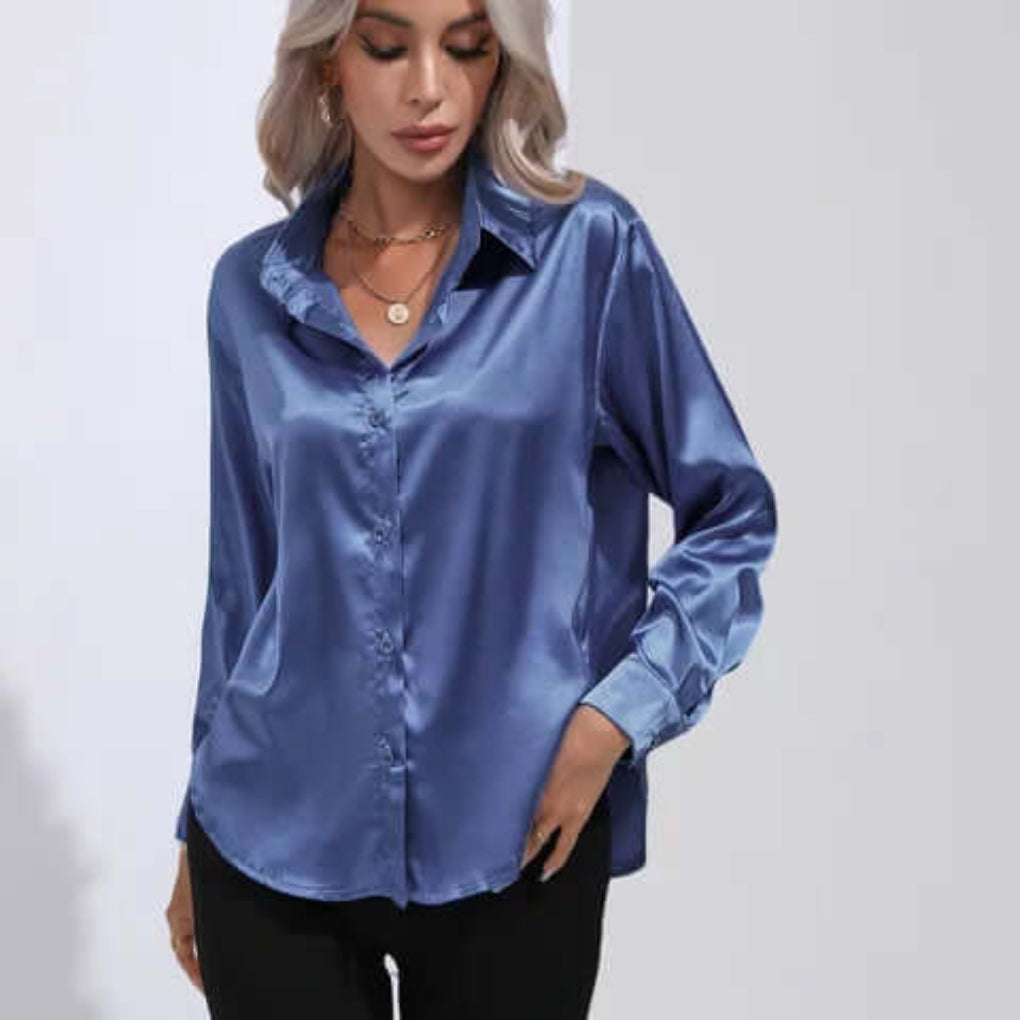 Elegant damebluse med flytende stoff og lange ermer. Løs passform for bevegelsesfrihet.