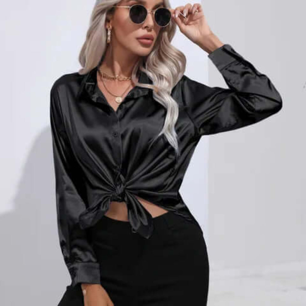 Trendy løs passform bluse med lange ermer for damer. Enkel å kle opp eller ned.