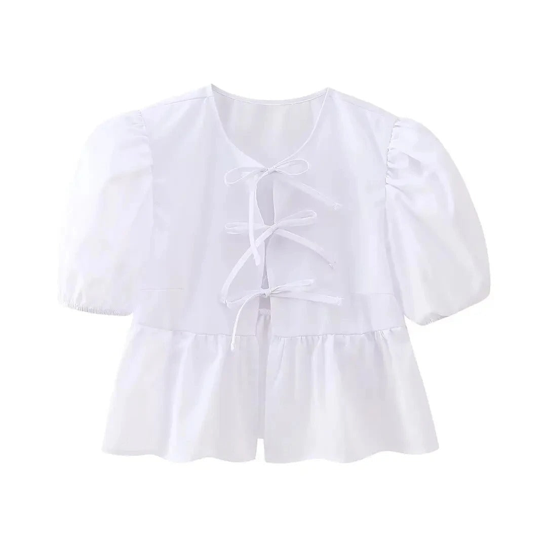 Feminin topp med justerbar snøring og voluminøse puffermer. Ideell for casual og stilig mote.
