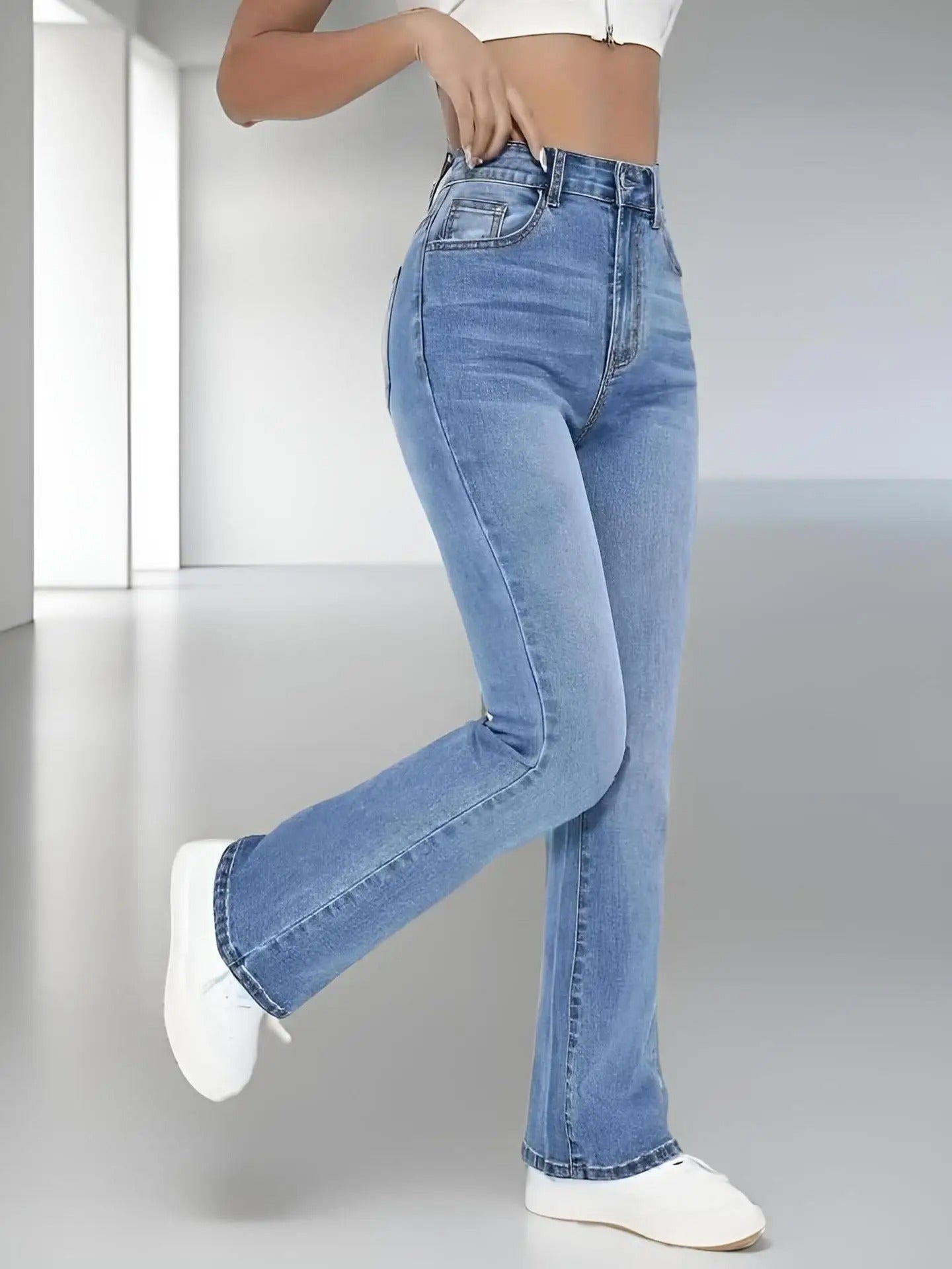 Klassiske damebukser med høy midje og slim fit. Perfekt for en stilren og moderne look.
