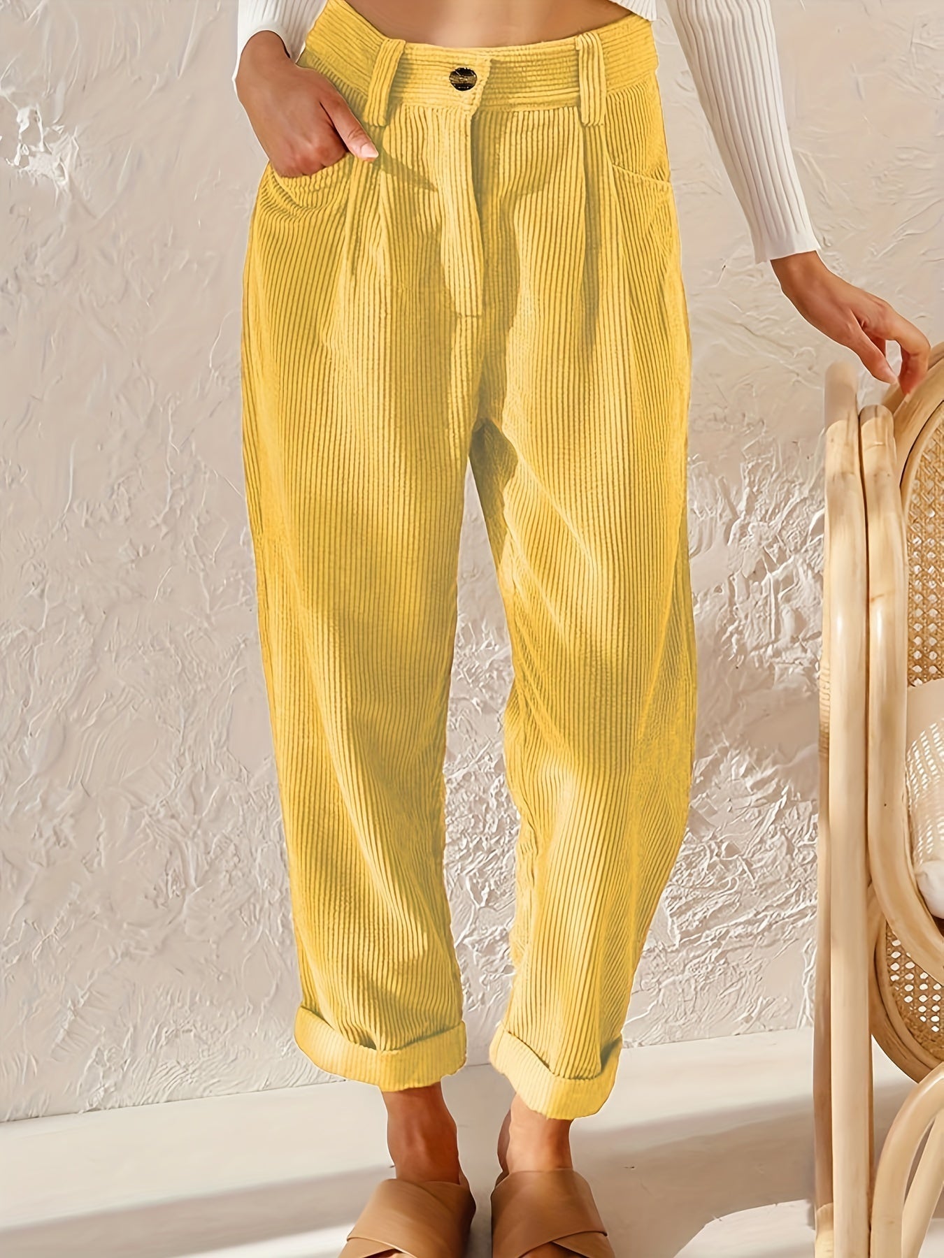 Fashionable damebukser med høy midje, løs passform og en elegant drapering.