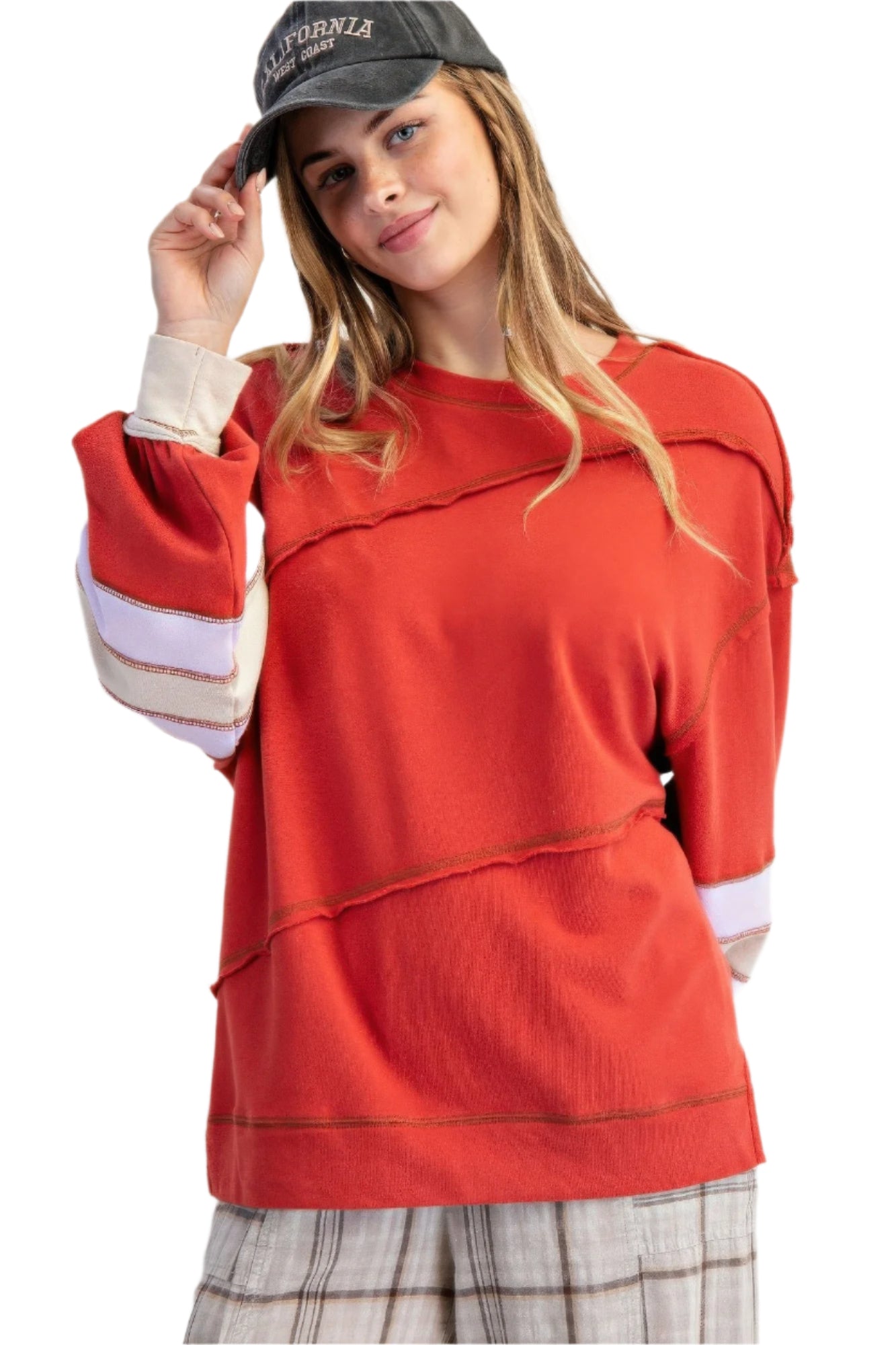 Damegenser med broderte fargeblokker og blomstermønster. Komfortabel, langermet pullover i moderne stil.