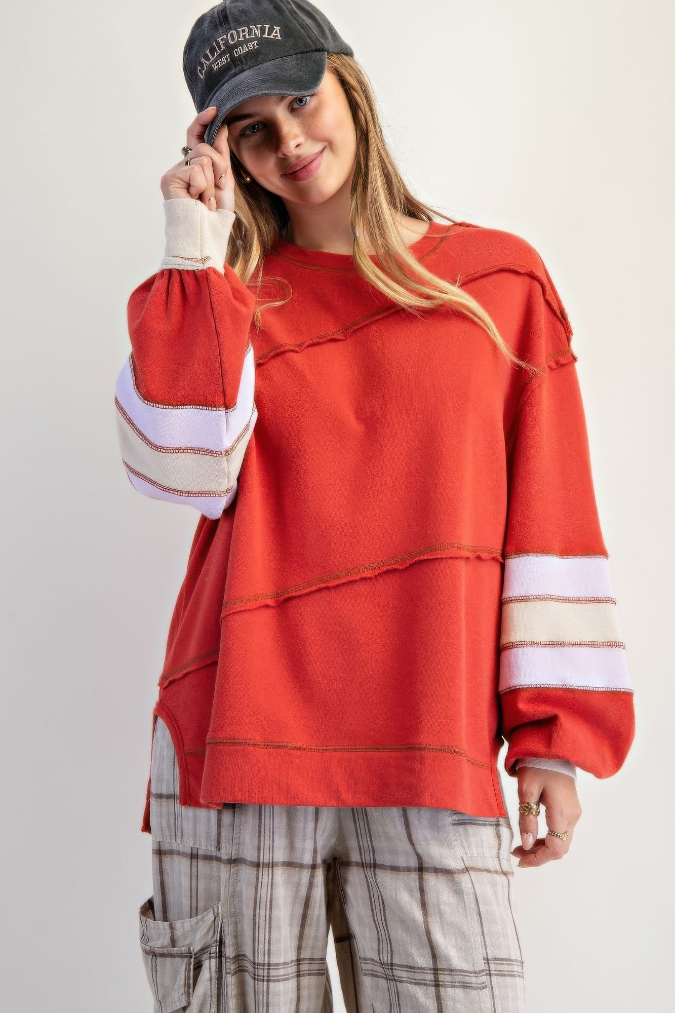 Avslappet kvinnegenser med vakkert broderi og stilige fargeblokker. Trendy pullover med lang erm.