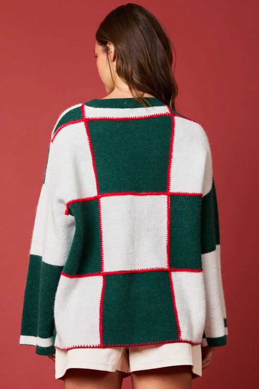 Elegant damegenser med moderne grønn og hvit fargeblokk-design. Varm og myk strikkegenser til hverdags.