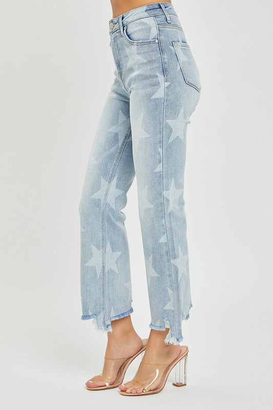 Nærbilde av damejeans med stjerneprintdetaljer, høy midje og rett ben for moderne look.