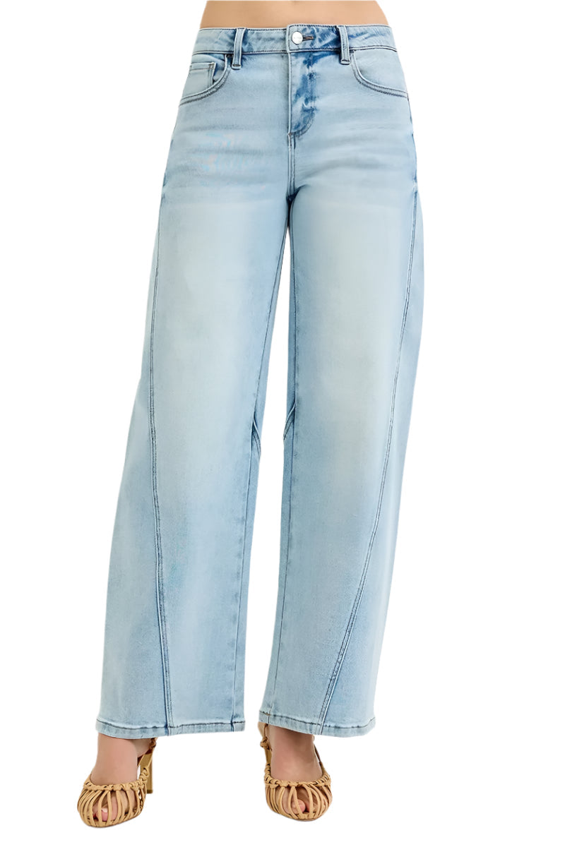 Damejeans med middels midje og trendy fatben, perfekt for stil og komfort.