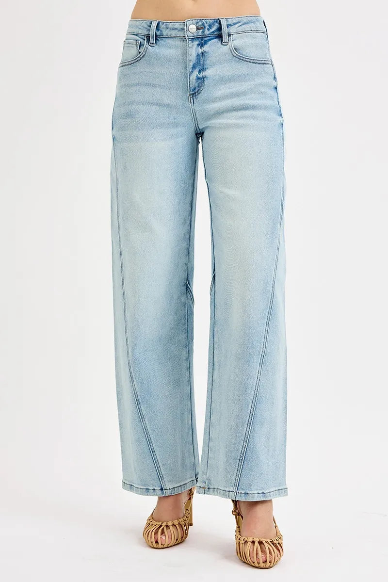 Trendy damejeans med behagelig middels midje og voluminøse fatben. Perfekt for moteriktige kvinner.