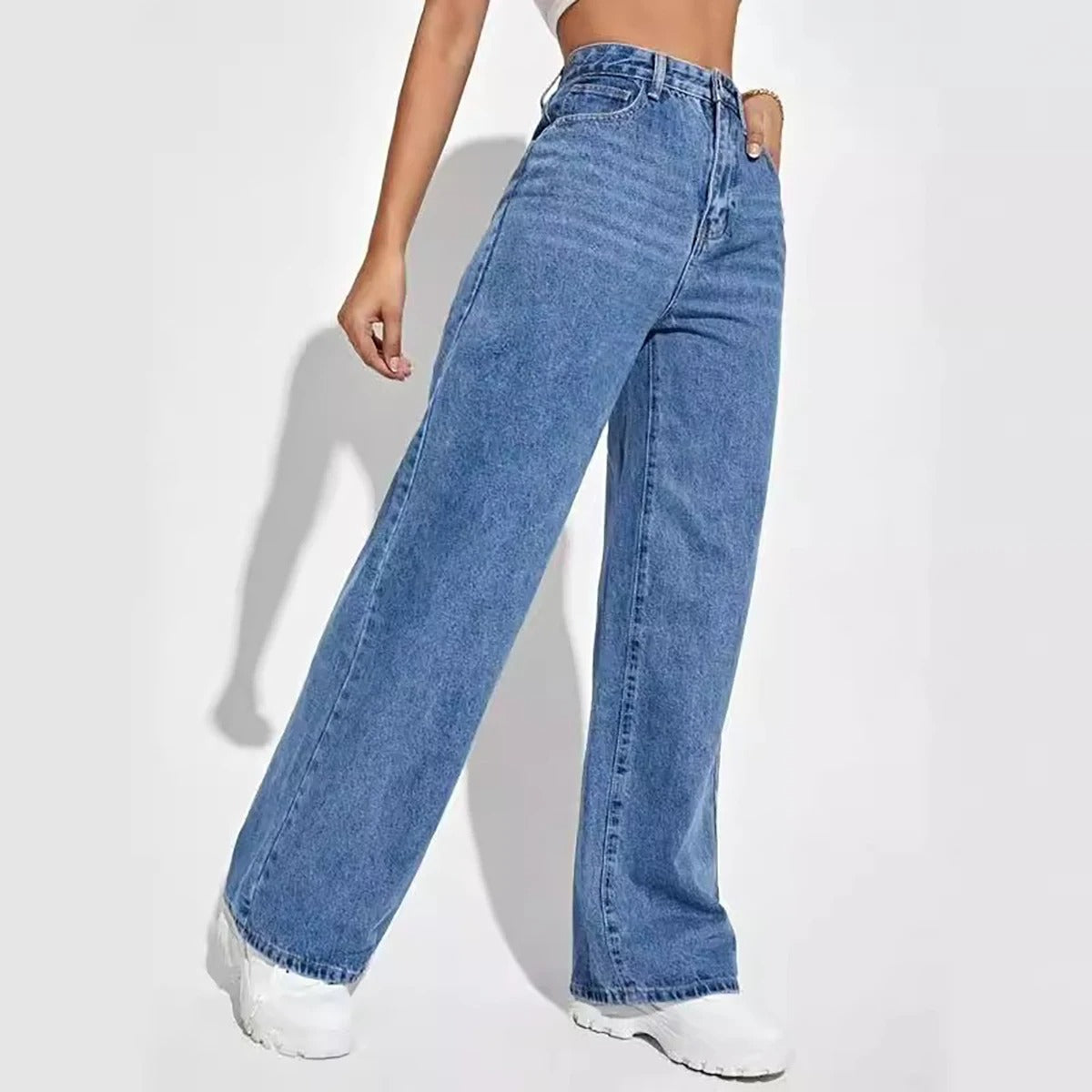 Komfortjeans for kvinner med vide ben og høy midje. En rett passform som gir bevegelsesfrihet og stil.