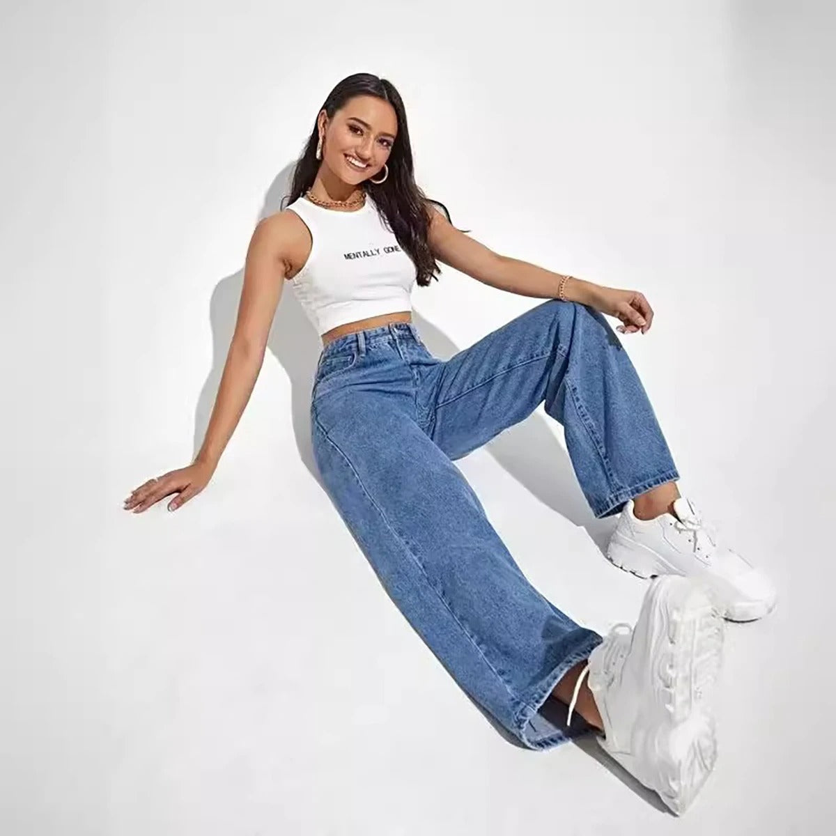 Damejeans med vide ben gir en uanstrengt stil. Høy midje og komfortabel passform for moderne kvinner.