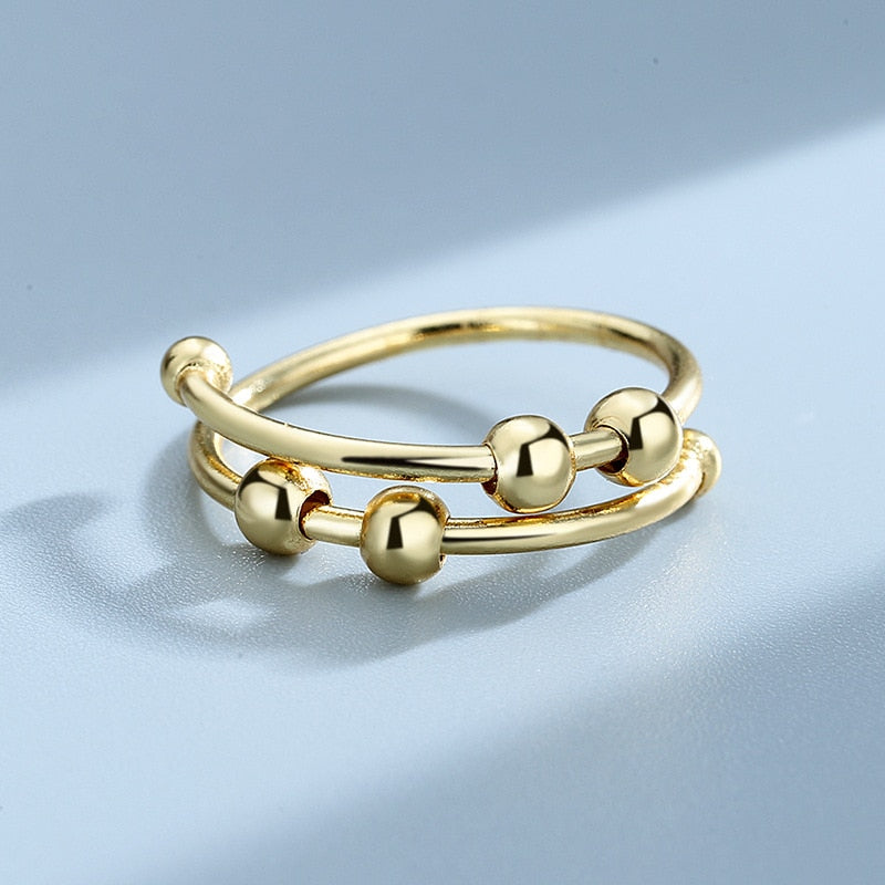 Damenring für Entspannung, Fidget Ring mit Perlen, getragen an einem Finger, zeigt die Passform.