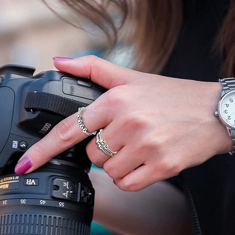 Nahaufnahme eines Anti-Angst Damen Fidget Rings mit glatt polierten, drehbaren Perlen als Schmuckstück.