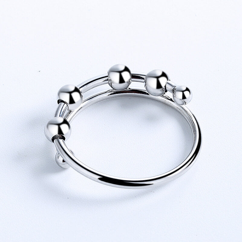 Moderner und funktionaler Damenring: Fidget Ring als Angstlöser, mit dezent integrierten drehbaren Perlen.