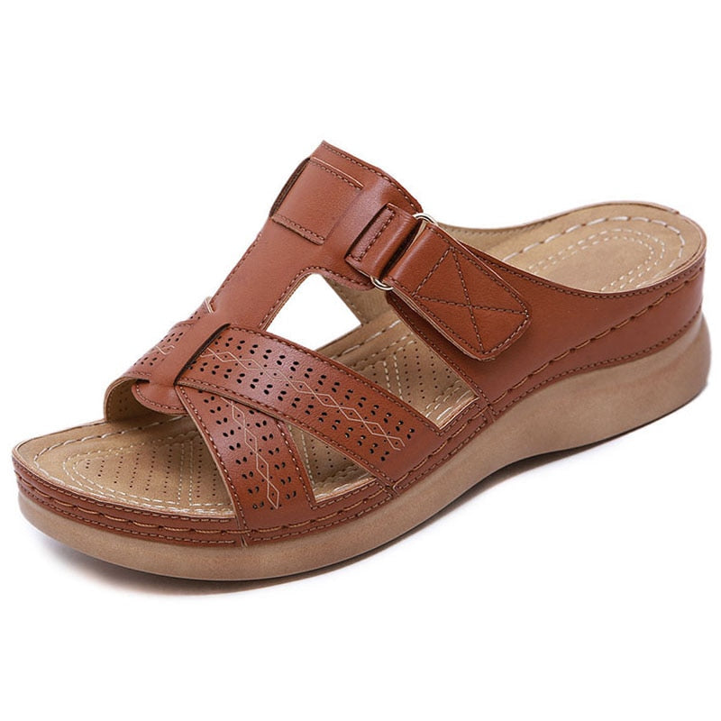 Komfortable dame kilehæl sandaler, ortopediske, beige, sklisikre, for sommer og ferie
