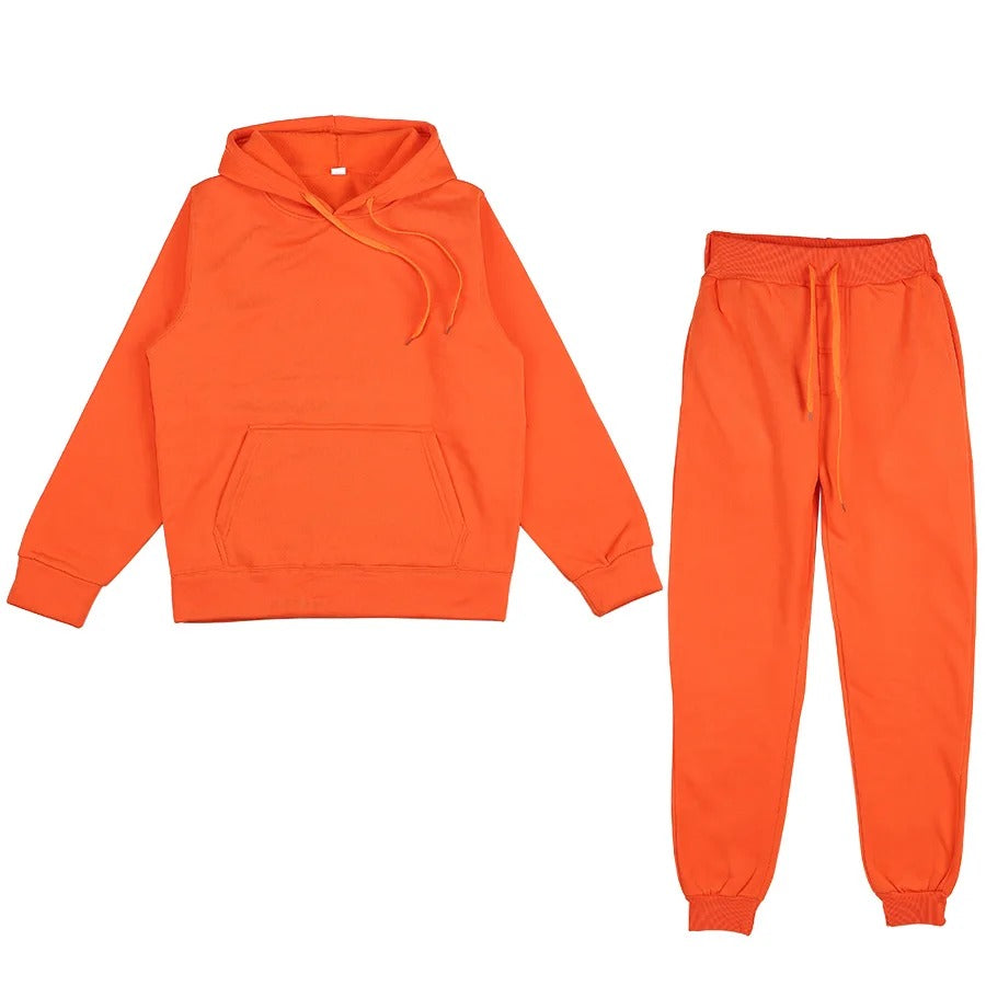 Moderner Freizeitlook: Grauer Damen Hoodie und Jogginghose für den Alltag