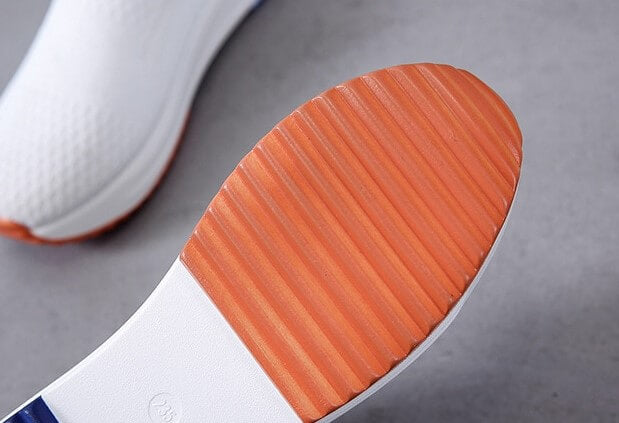 Seitenansicht der schwarzen Damen-Mesh-Sportschuhe, leicht und komfortabel