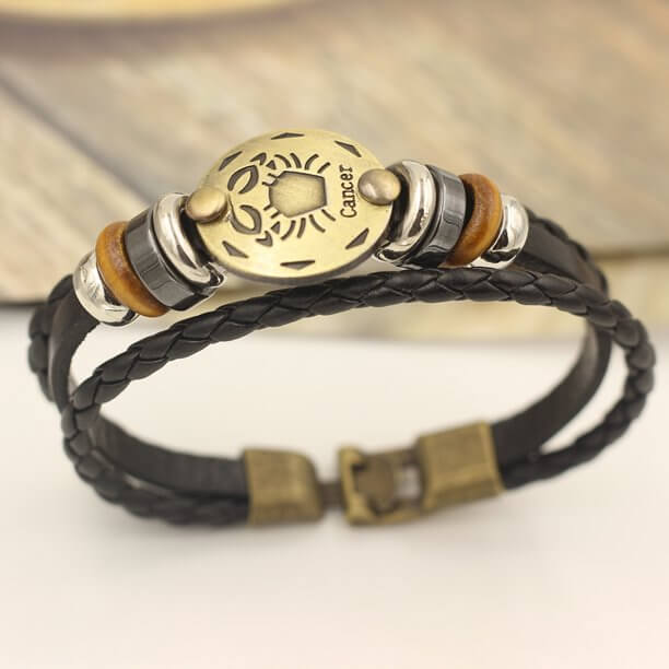 Robust dame armbånd i skinn med stort stjernetegn symbol, sort, casual stil, blikkfang