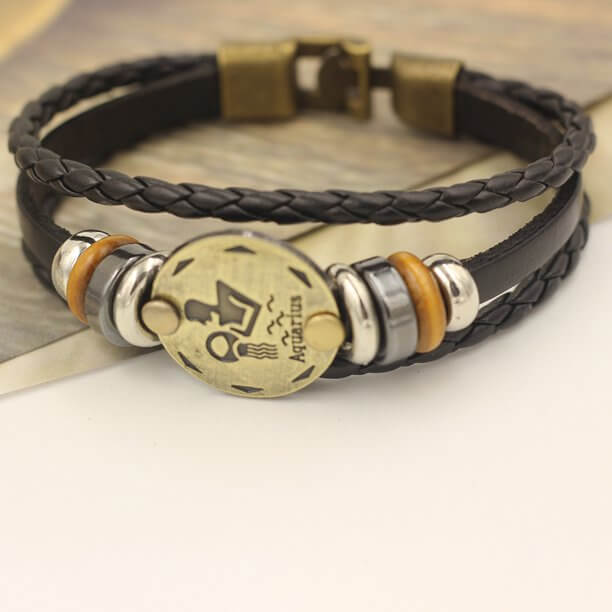 Eksklusivt dame armbånd i skinn med gullfarget stjernetegn emblem, brunt, luksuriøst utseende