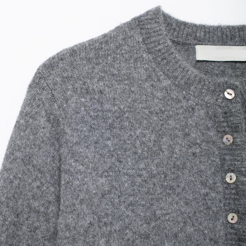 Dame strikke cardigan som et allsidig moteplagg, ideell for ulike antrekk
