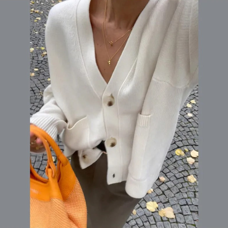 Nahaufnahme eines weichen V-Ausschnitt Damen Cardigans mit feiner Stricktextur, modisch