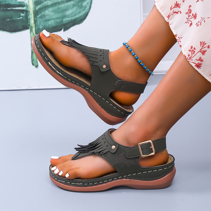 Elegant gladiator damesandaler med kilehæl, sommerlige farger og lekne dusker.