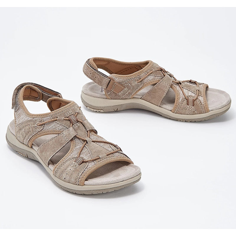 Dame iført komfortable sandaler med åpen tå, ideelle hverdagssko for en avslappet sommerstil.