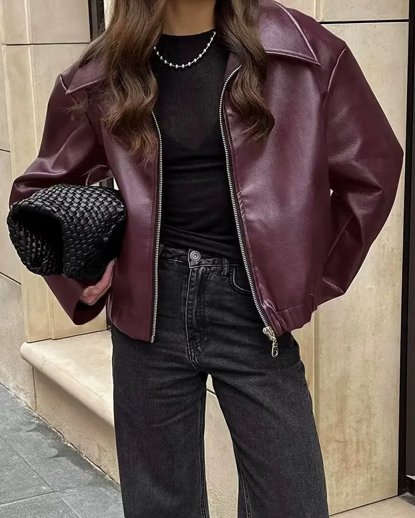 Elegant skinnjakke til dame med glidelås. Klassisk stil for høst og vinter, ideell for streetwear.