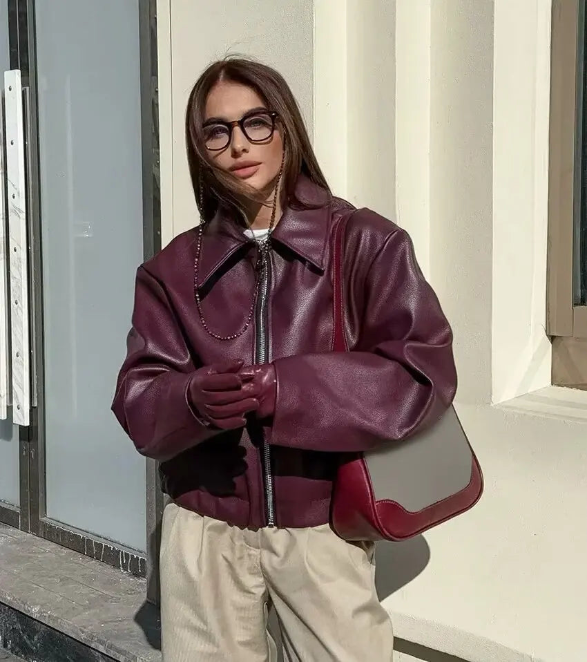 Avslappet passform dameskinnjakke med glidelås og krage. Et trendy ytterplagg for hverdags fashion.