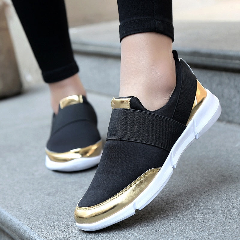 Stilfulle slip-on fritidssko i pustende stoff for kvinner, perfekt som komfortable sommersko.