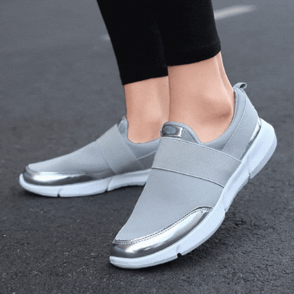 Nærbilde av pustende overdel på en damesko. Stilfull slip-on med fokus på komfort.